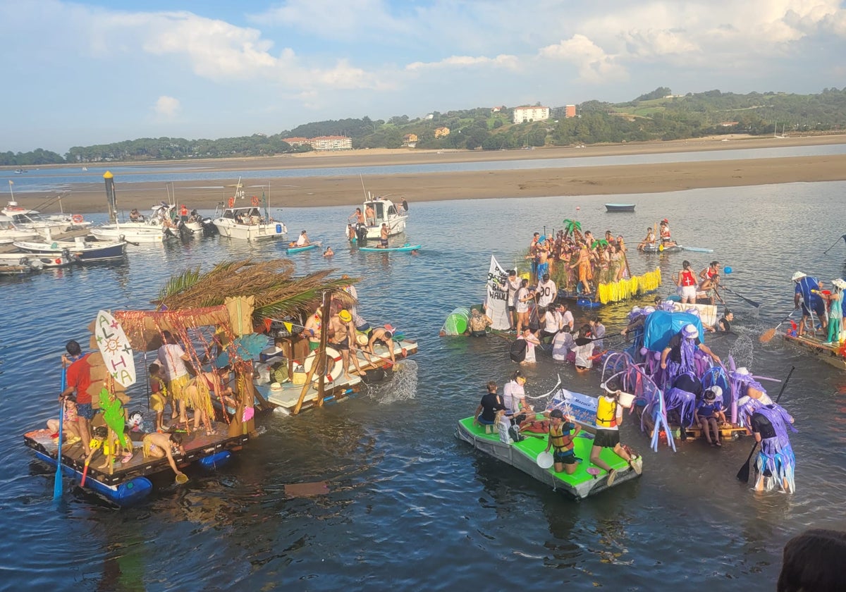 Algunas de las divertidas Chalanas Locas que animaron la bahía barquereña.