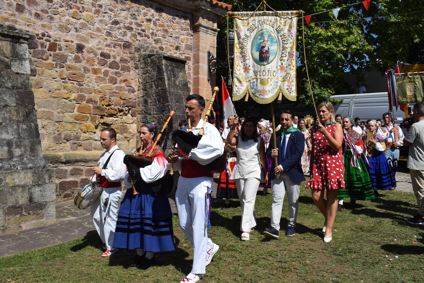 Cabeza de la procesión con el alcalde Carlos Caramés