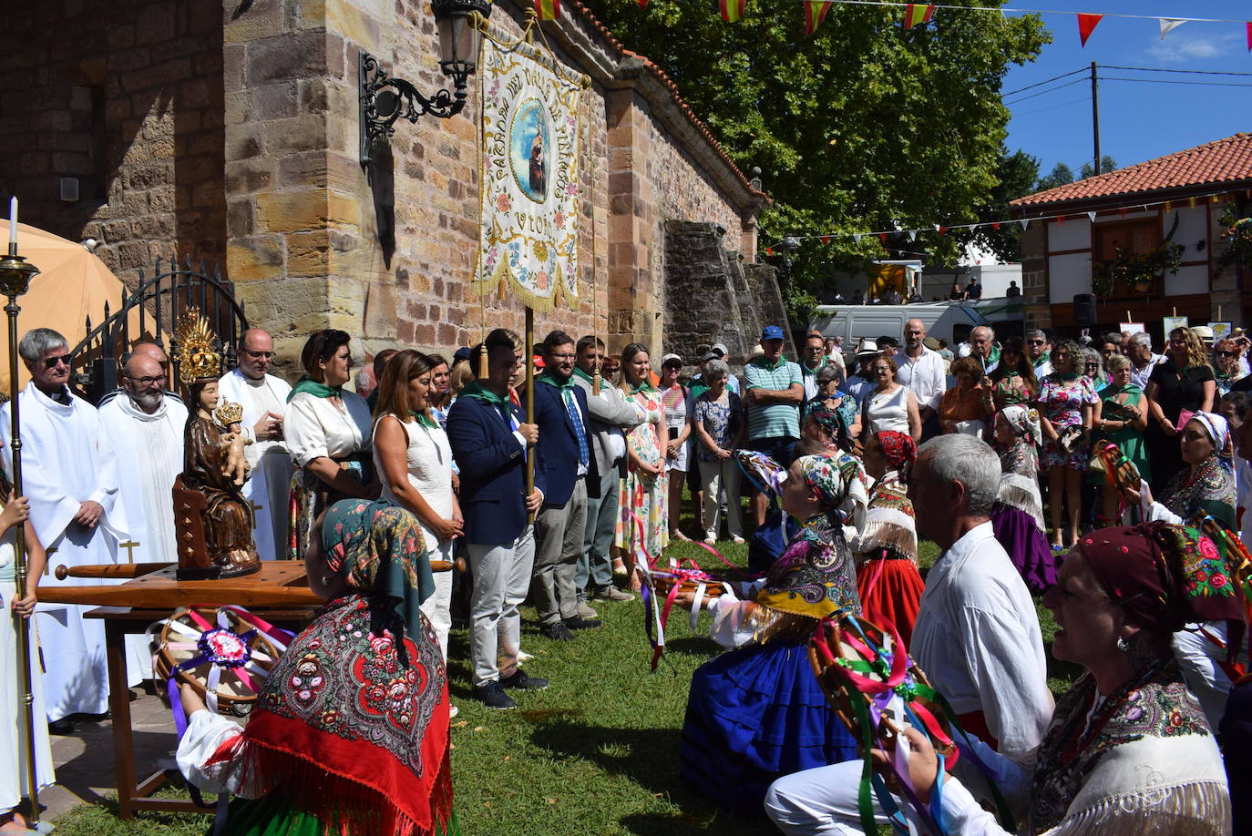 Un momento del ritual a la puerta de la iglesia. En el acto estaban la presidenta del Gobierno de Cantabria, María José Sáenz de Buruaga, y la senadora Gema Díaz Villegas.