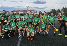 t Ganas de empezar.Las jugadoras del Racing Féminas posan antes de un entrenamiento en las Instalaciones Nando Yosu, con ansias de que el balón empiece a rodar.