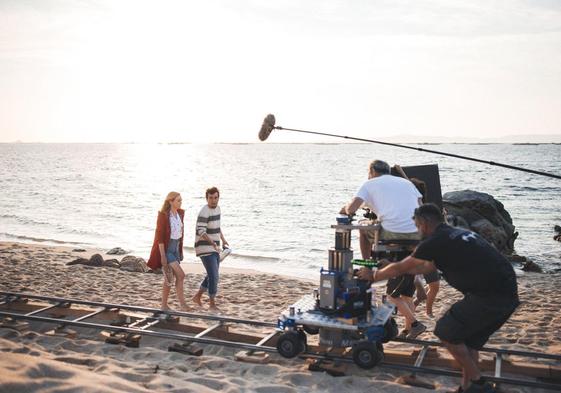 Marta Hazas y Javier Veiga durante el rodaje de 'Amigos hasta la muerte' en una playa de O Grove.