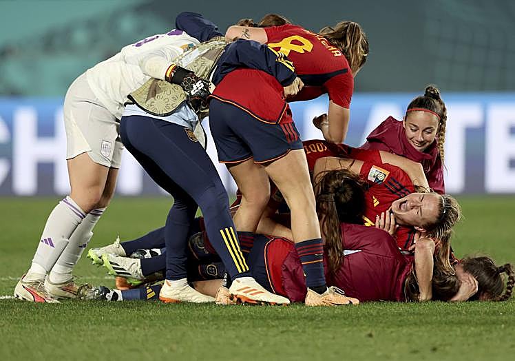 Athenea del Castillo, arriba, celebra el título mundial junto a sus compañeras sobre el césped. efe