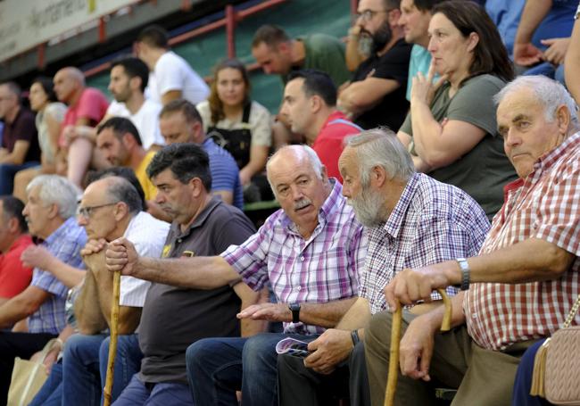 El público comenta el concurso en las gradas.