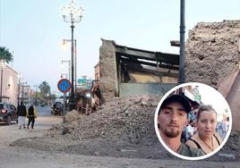El cántabro Mateo Cuevas Álvarez y Tania Solana Yañez. De fondo, la ciudad de Marrakech con edificios derrumbados a causa del terremoto.