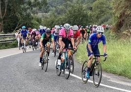 Pelotón encabezado por Óscar Negrete en un instante de la prueba.