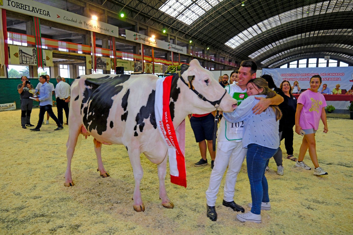 La gran campeona y sus propietarios, emocionados.
