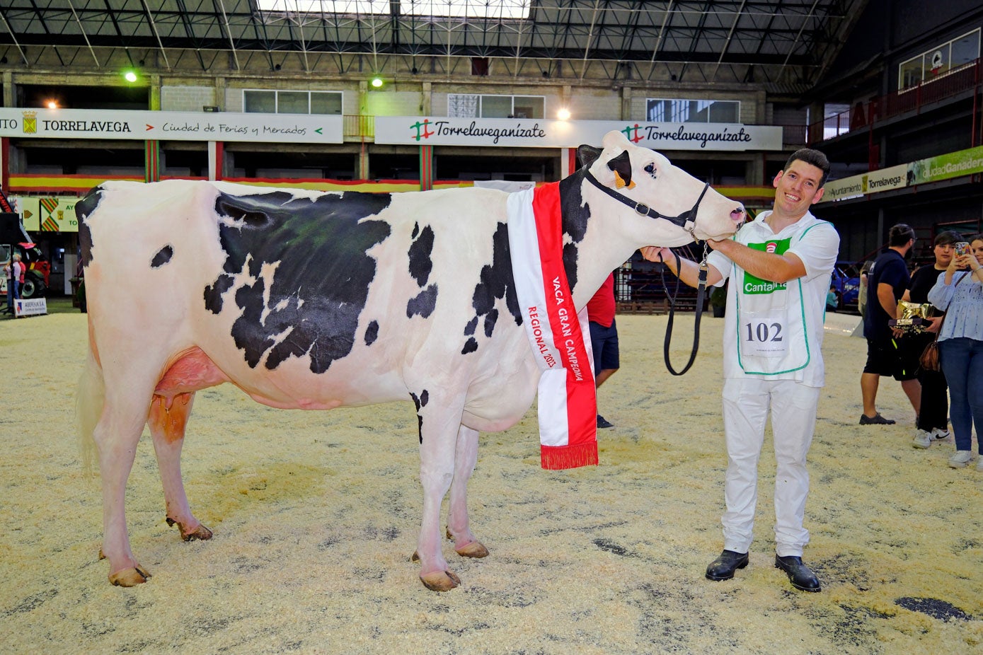 La gran campeona y su propietario, tras la entrega de premios.