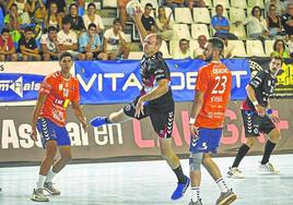 Herrero Lon lanza a portería.
