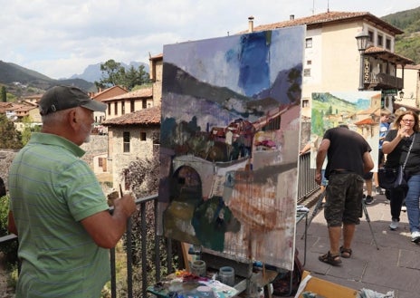 Imagen secundaria 1 - Pintores y cuadros premiados; Aznar, pintando el cuadro ganador, y José Luís López, con la acuarela del segundo premio.