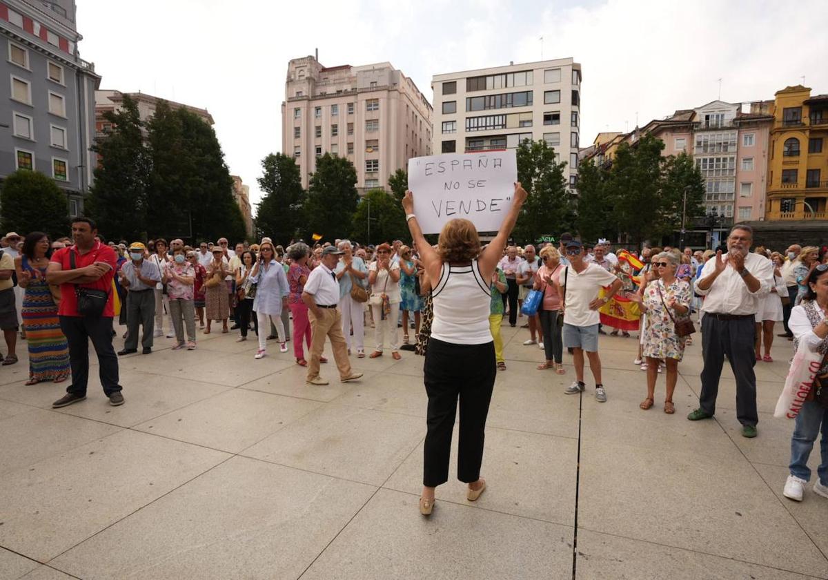 Momento de la concentración en la plaza del Ayuntamiento de Santander.