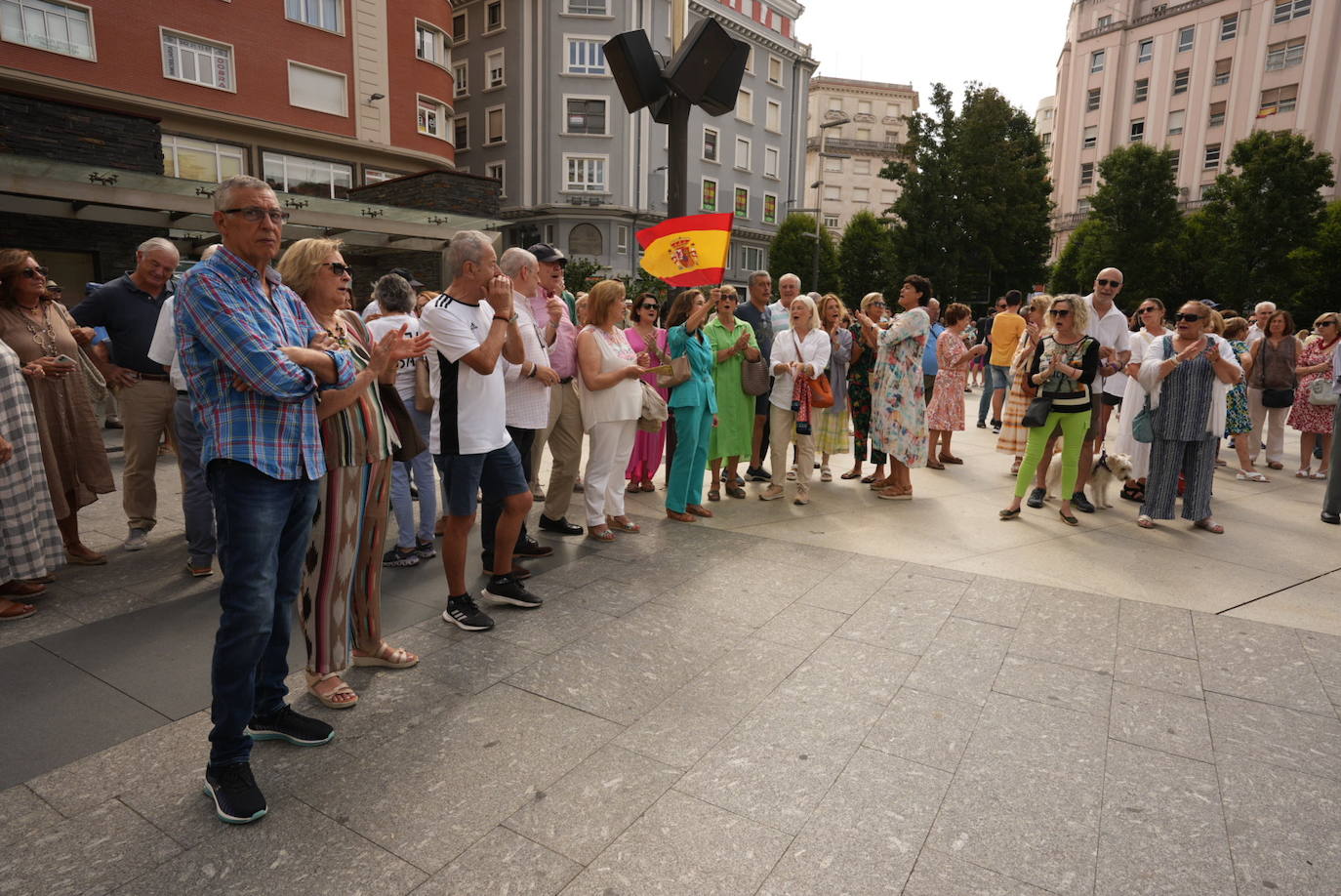 Los participantes de la movilización convocada por la Plataforma de Cantabria en defensa de la Constitución de 1978 corearon diferentes consignas como «Sanchez dimisión», «España no se vende, España no se divide», «Viva España y viva el Rey» y «No a la amnistía, Puigdemont a prisión».