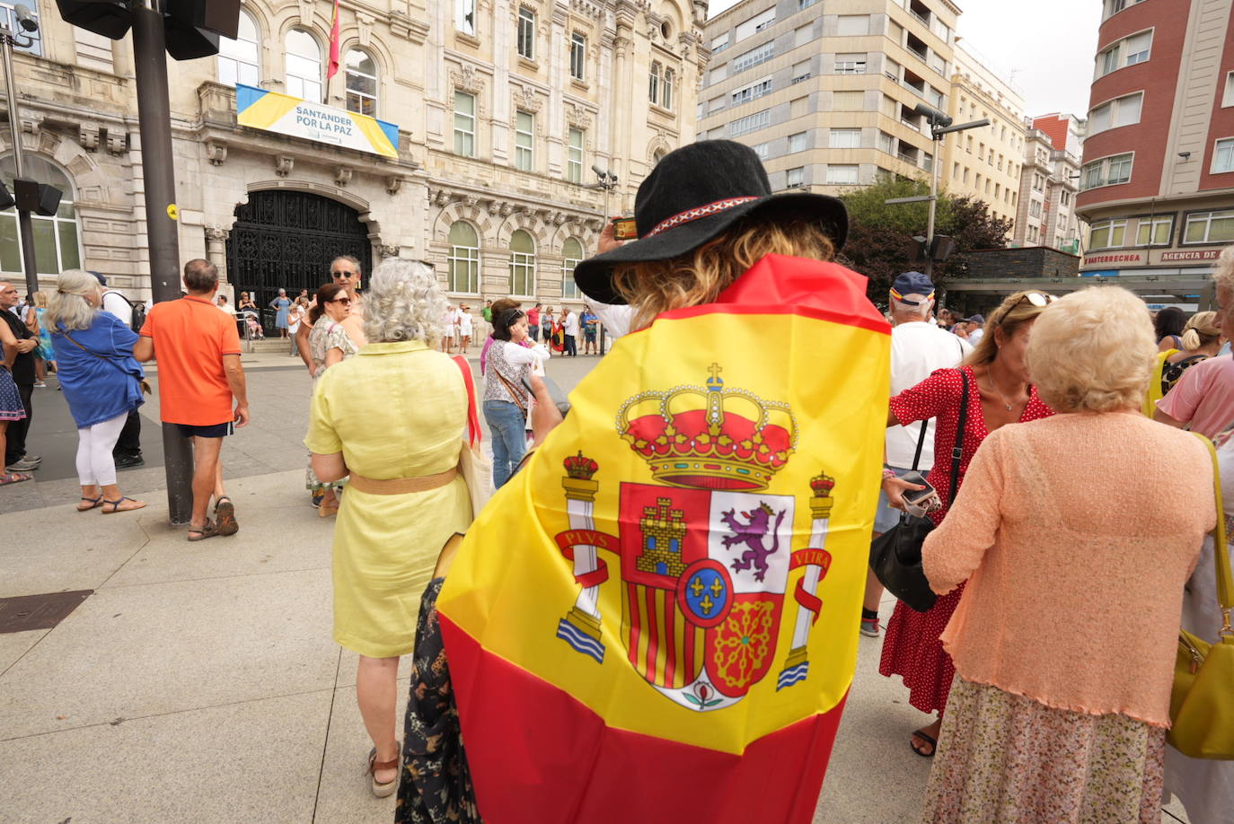 La bandera nacional estuvo muy presente en la capital cántabra.