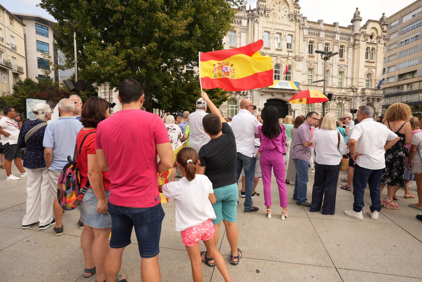 A la concentración de la capital cántabra asistieron numerosas familias con sus hijos.