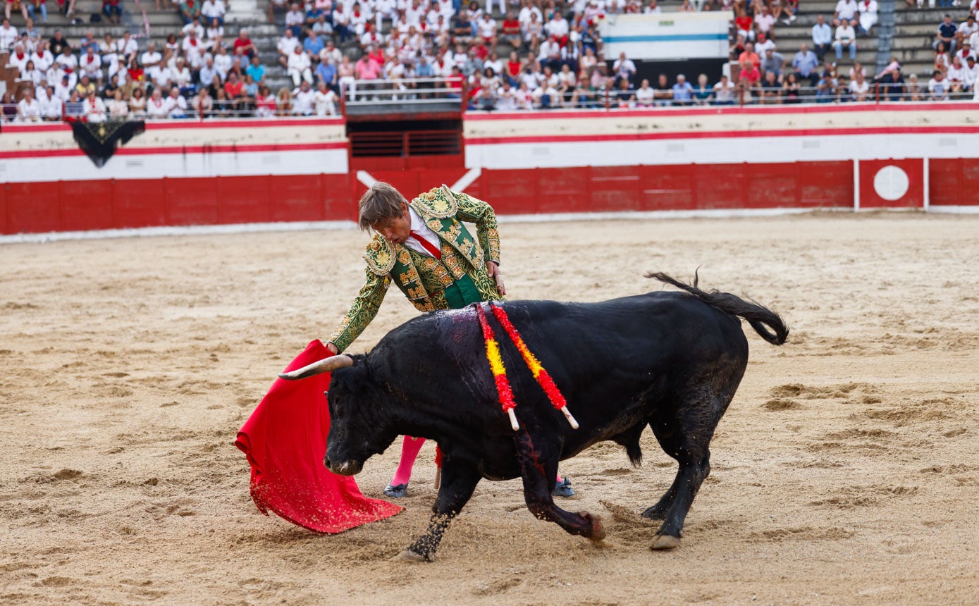 Manuel Díaz, 'El Cordobes', en un pase de muleta