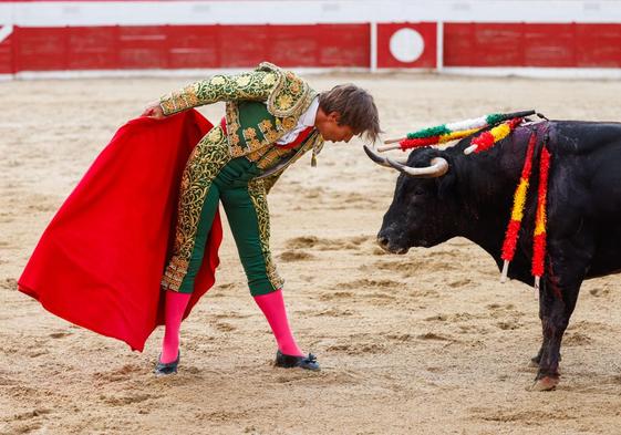 El Cordobés realiza un desplante al primer toro de su lote.