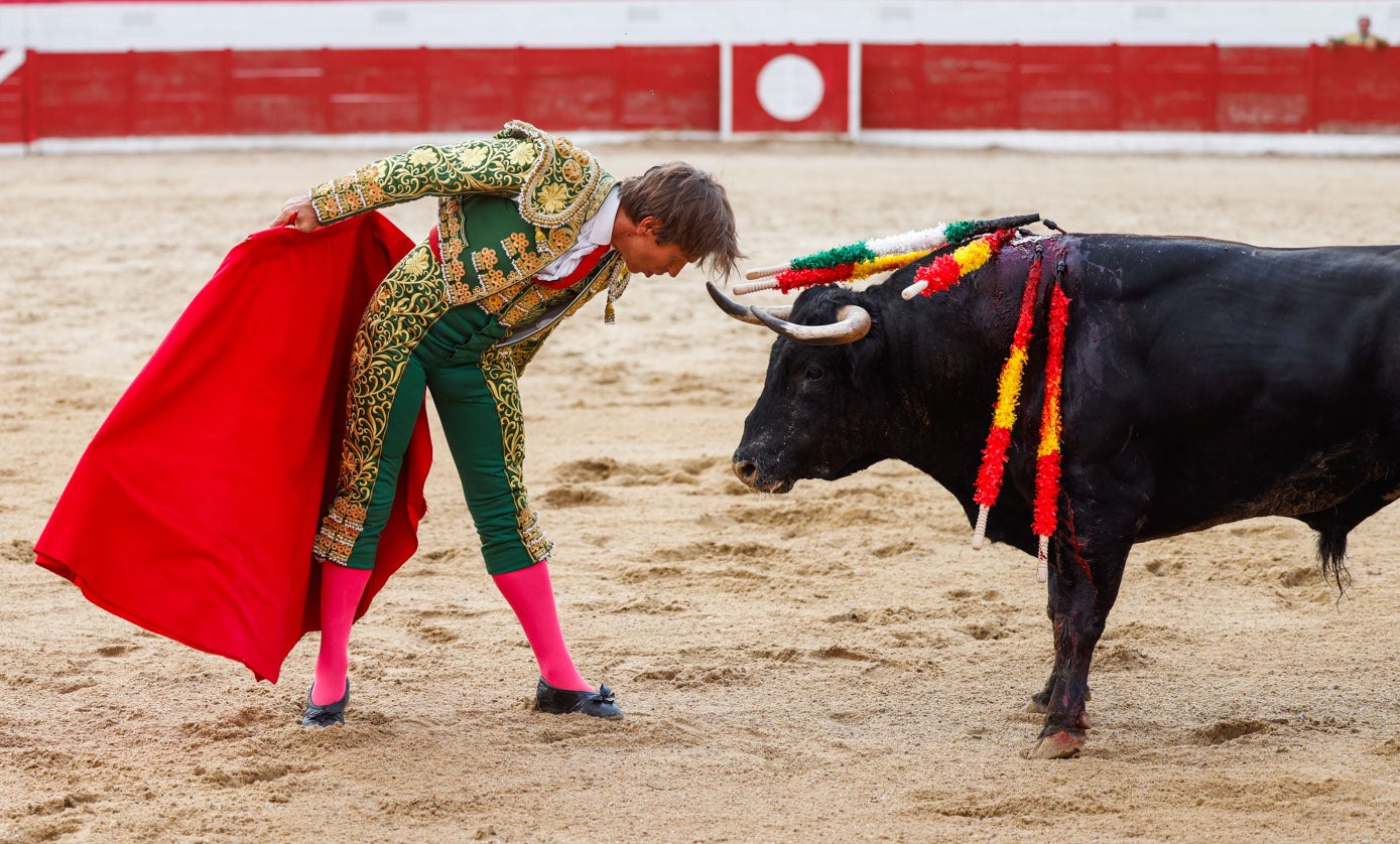 El Cordobés realiza un desplante al primer toro de su lote.