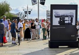 Imagen de la presentación de la exposición fotográfica 'Revelando emociones', que se exhibe en el Paseo Marítimo de Santander.