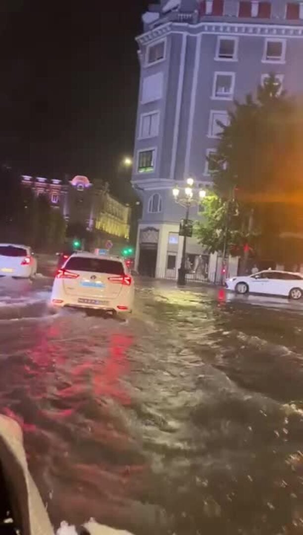 La confluencia entre Isabel II y Calvo Sotelo en pleno centro de Santander también se ha visto afectada por las intensas lluvias.