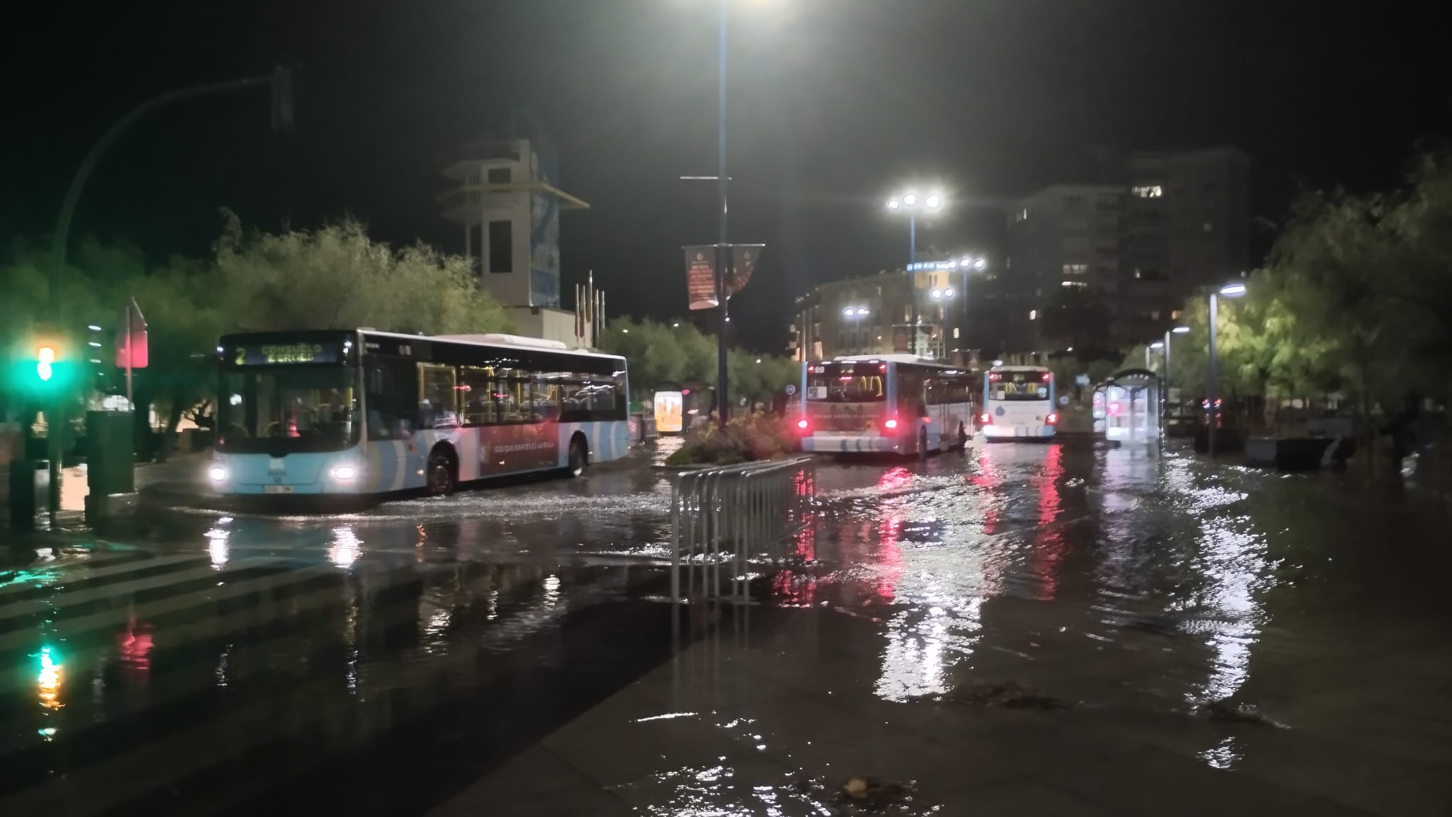 Los autobuses municipales, con problemas para circular frente a la Plaza de Italia de El Sardinero.