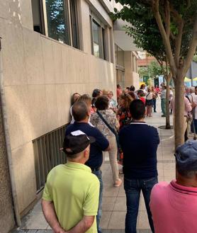 Imagen secundaria 2 - Vecinos que secundan este lunes la protesta. En la segunda foto, el alcalde a la izquierda.