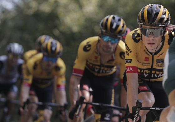 El equipo Jumbo, gran dominador de esta Vuelta a España, con Jonas Vingegaard y el esloveno Roglic en primer término, en el descenso del Puerto de Zaurrarate durante la etapa que transcurrió el domingo, entre Pamplona y Lekunberri.