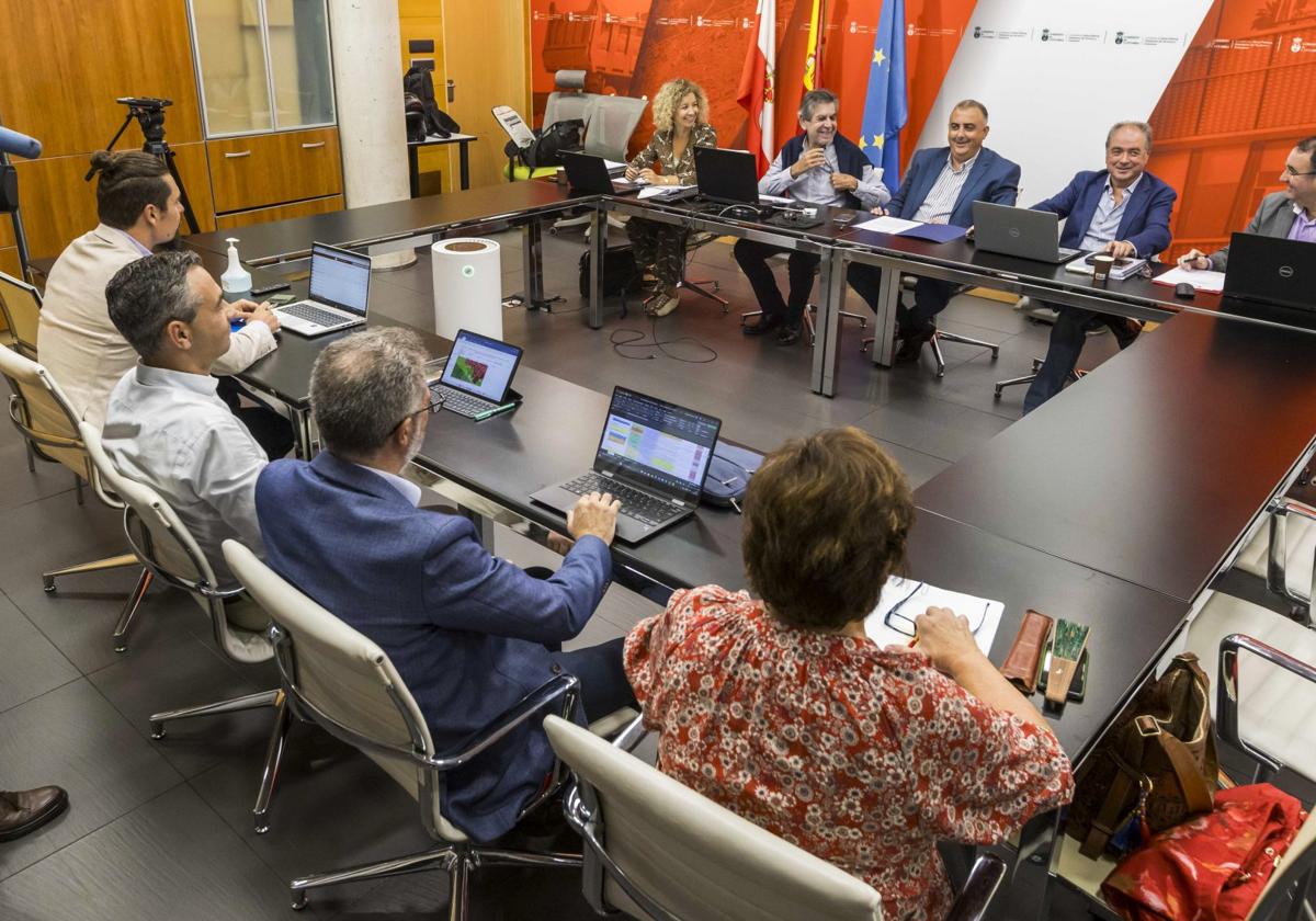 Media, en el centro de la mesa, junto a los integrantes de la Comisión Permante de la Crotu.