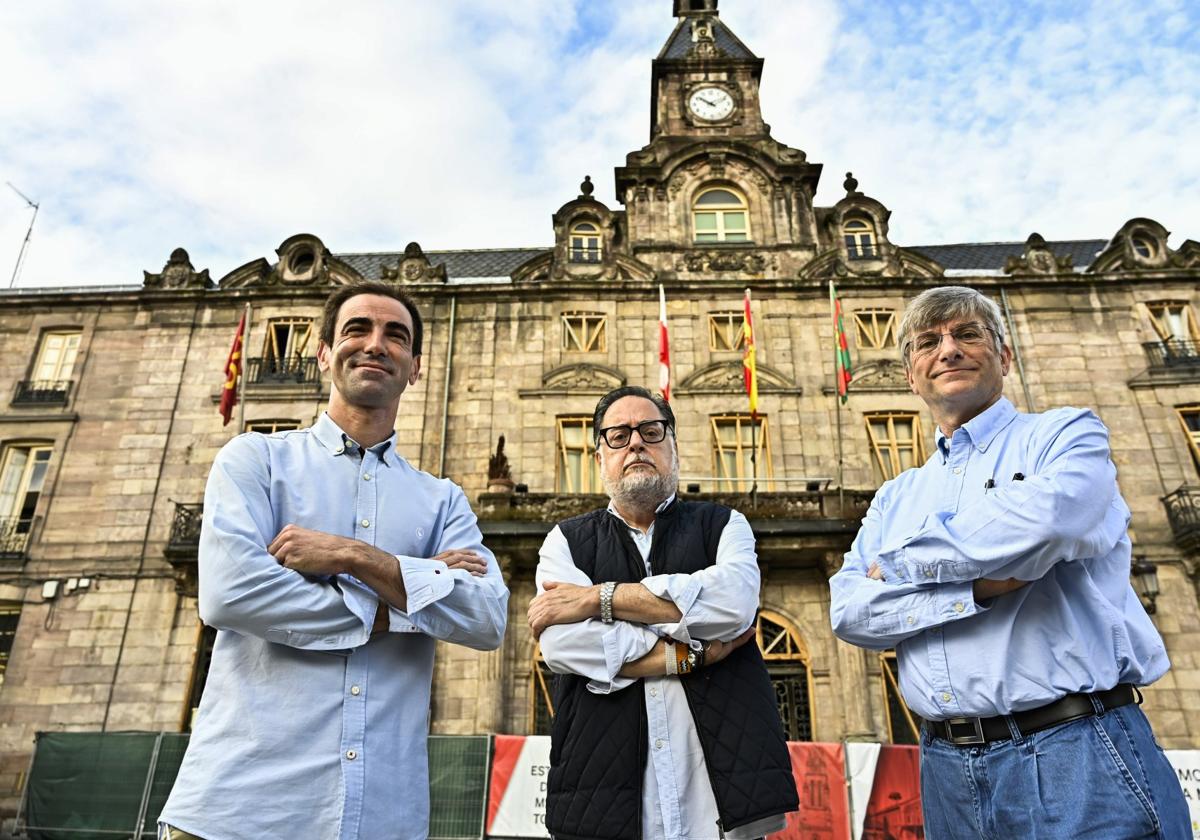 César Muriedas, Miguel Rincón y Ángel Herreros, ayer, frente al Ayuntamiento de Torrelavega.