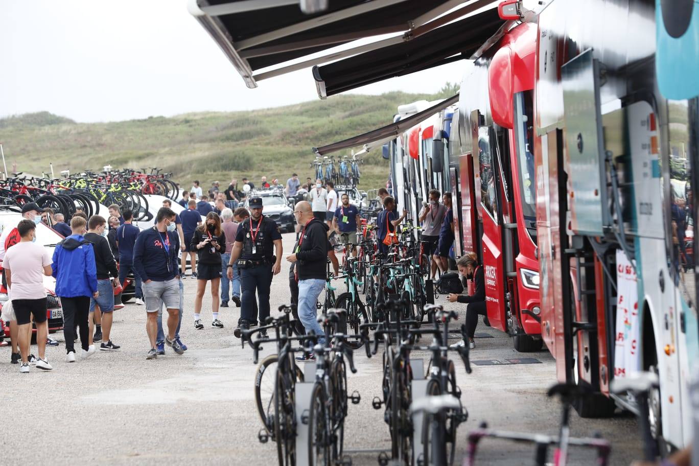 Los camiones de los equpos ciclistas, verdaderos talleres sobre ruedas, en el aparcamiento superior de Liencres