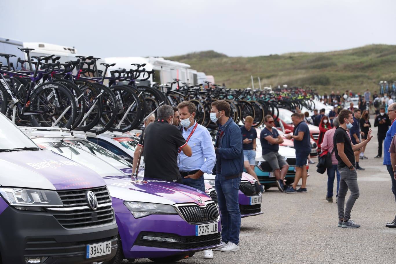 Los coches de la carrera preparados para la salida