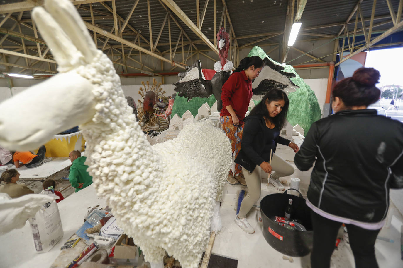 El grupo de Peruanos en Reinosa acabando una llama, uno de los símbolos de su país.