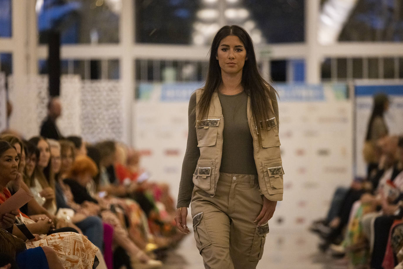 Paula Díaz con un conjunto de pantalón, chaqueta y camiseta de 'Not Your Mami'. 