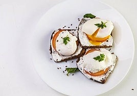 Estas tostadas de huevos escalfados, apetecen solo a simple vista.