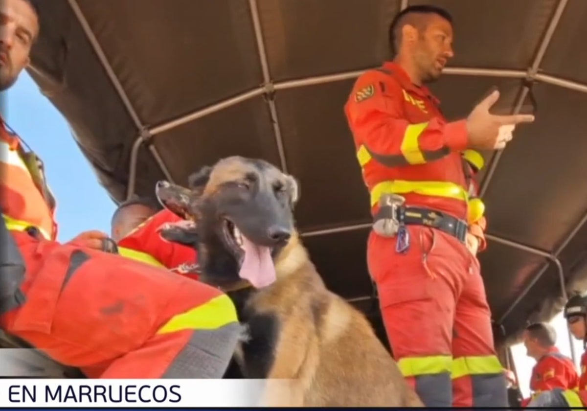 El militar Antonio Alonso junto a sus compañeros de la UME en Marruecos.