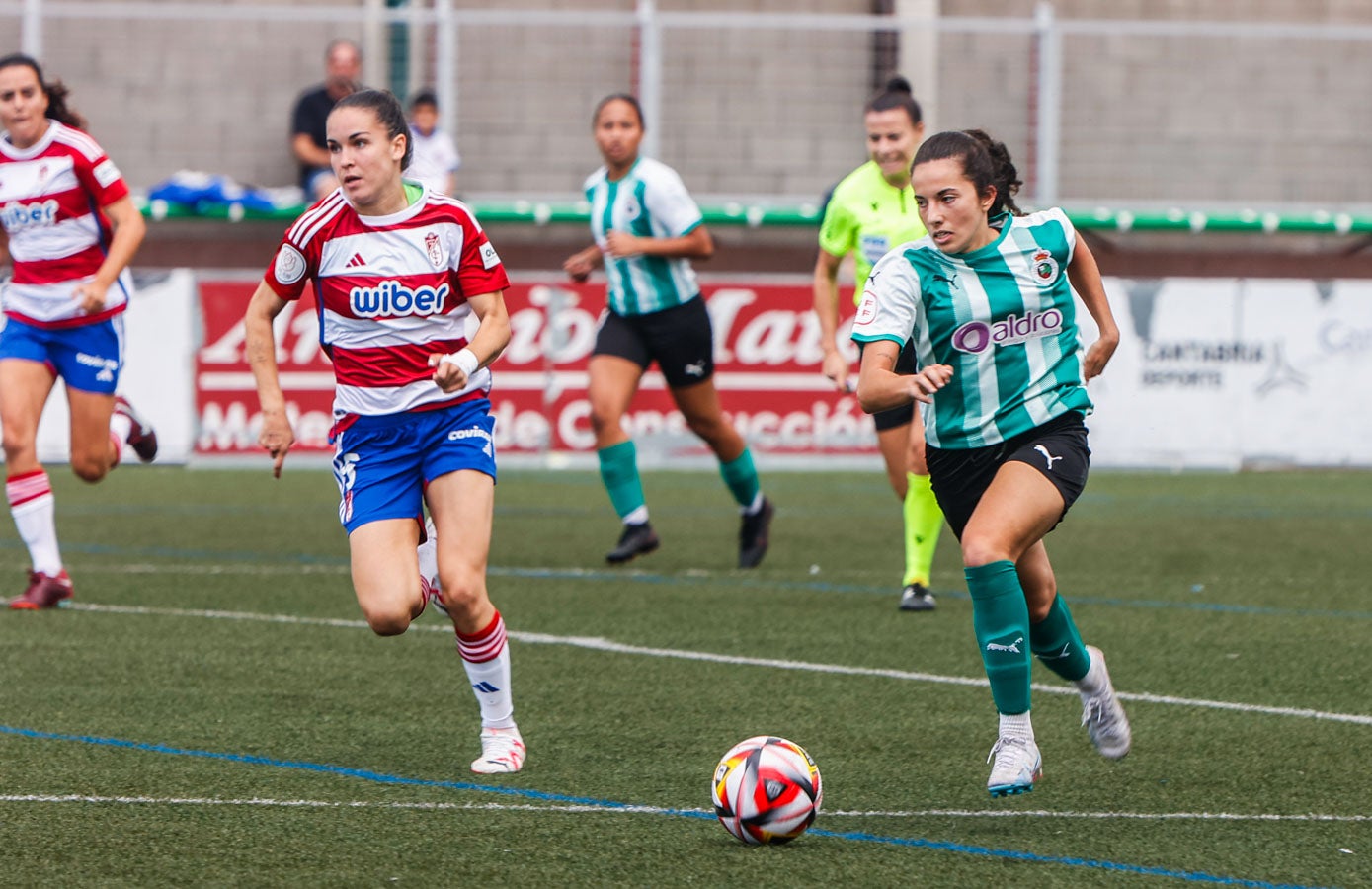 Irati conduce el balón en un lance del encuentro. 