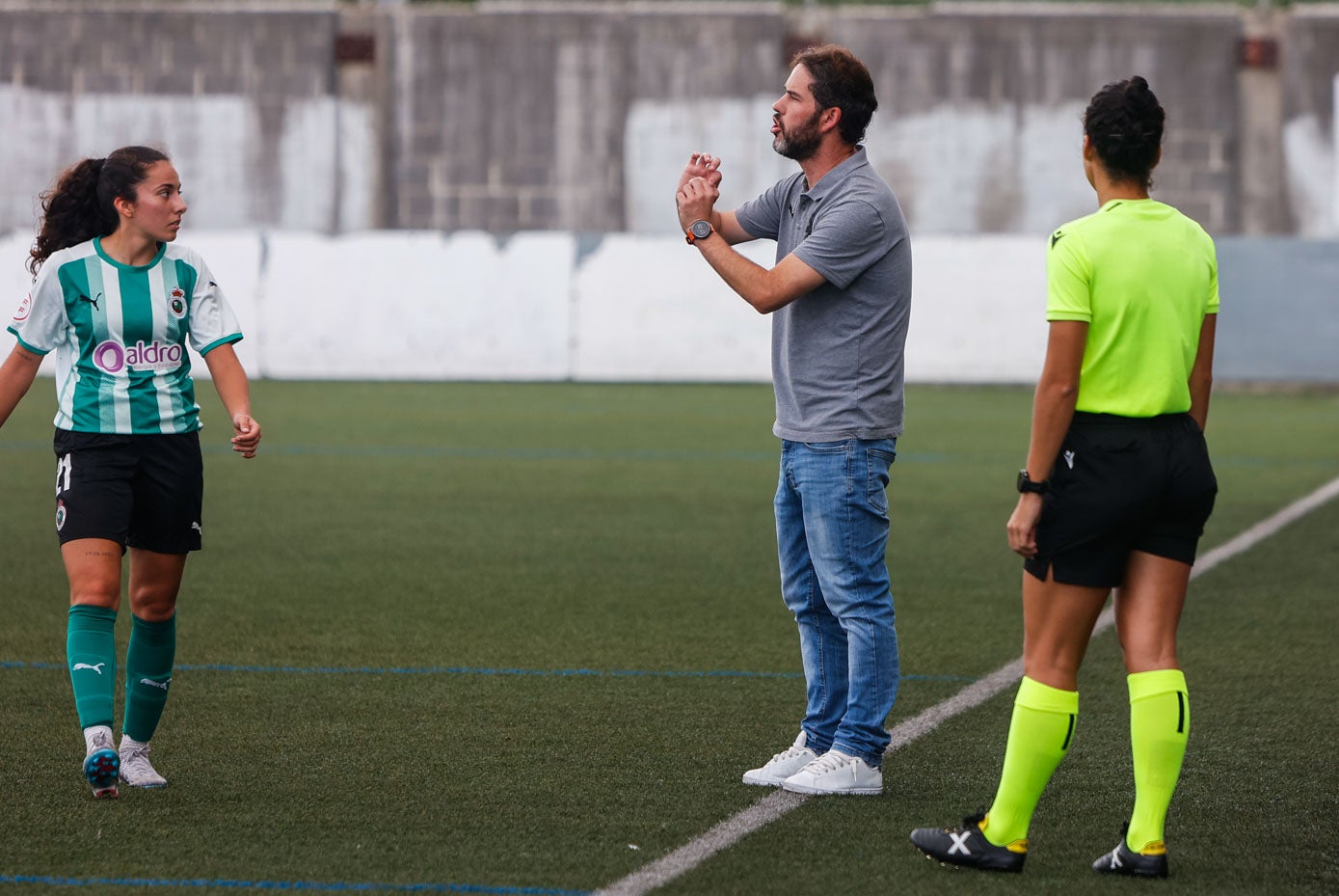 Mario Ortiz da instrucciones a sus futbolistas en un lance del encuentro. 