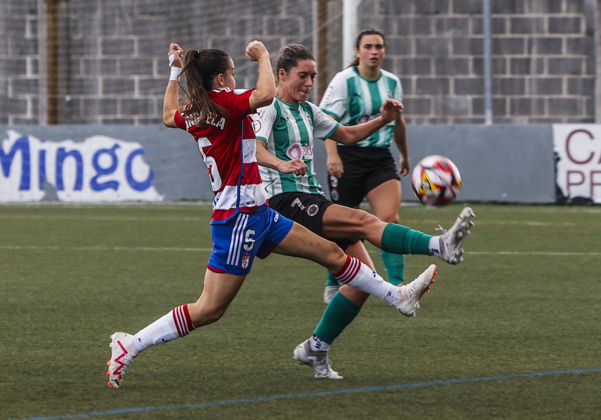 La verdiblanca Sandra golpea el balón ante la oposición de Mingueza.