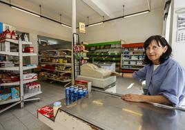 Carmela Díaz en su tienda «de toda la vida», situada en la Avenida de Bilbao.