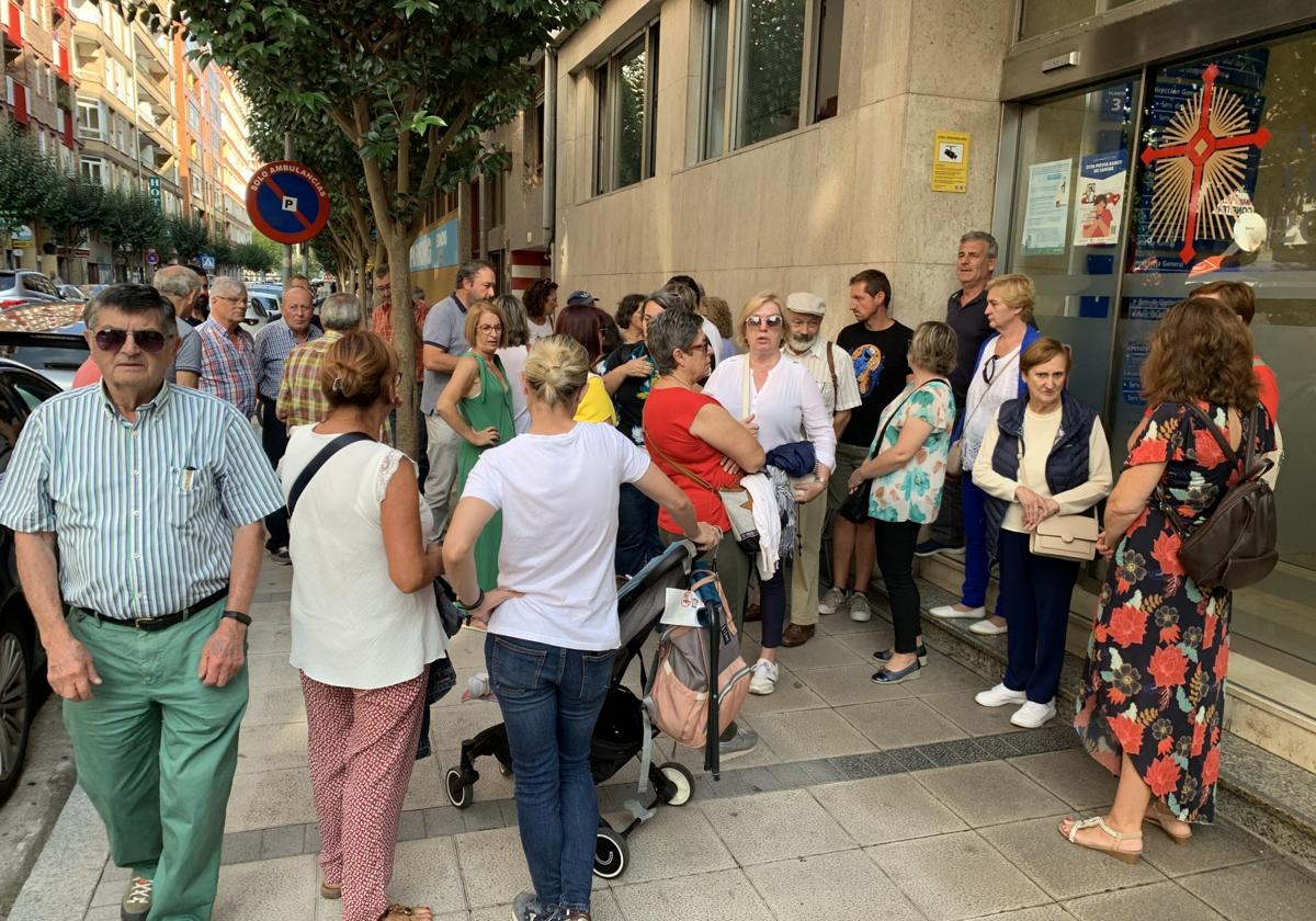 Manifestantes en el acceso de la Consejería de Salud, en calle Federico Vial, el pasado lunes.