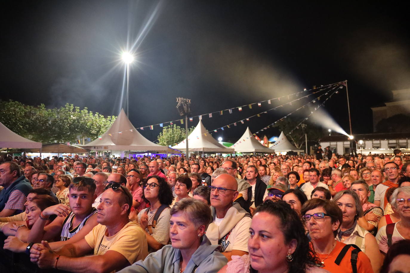 Centenares de personas asistieron al concierto de 'Nando Agüeros y Amigos', incluido dentro de la programación del Año Jubilar Lebaniego.