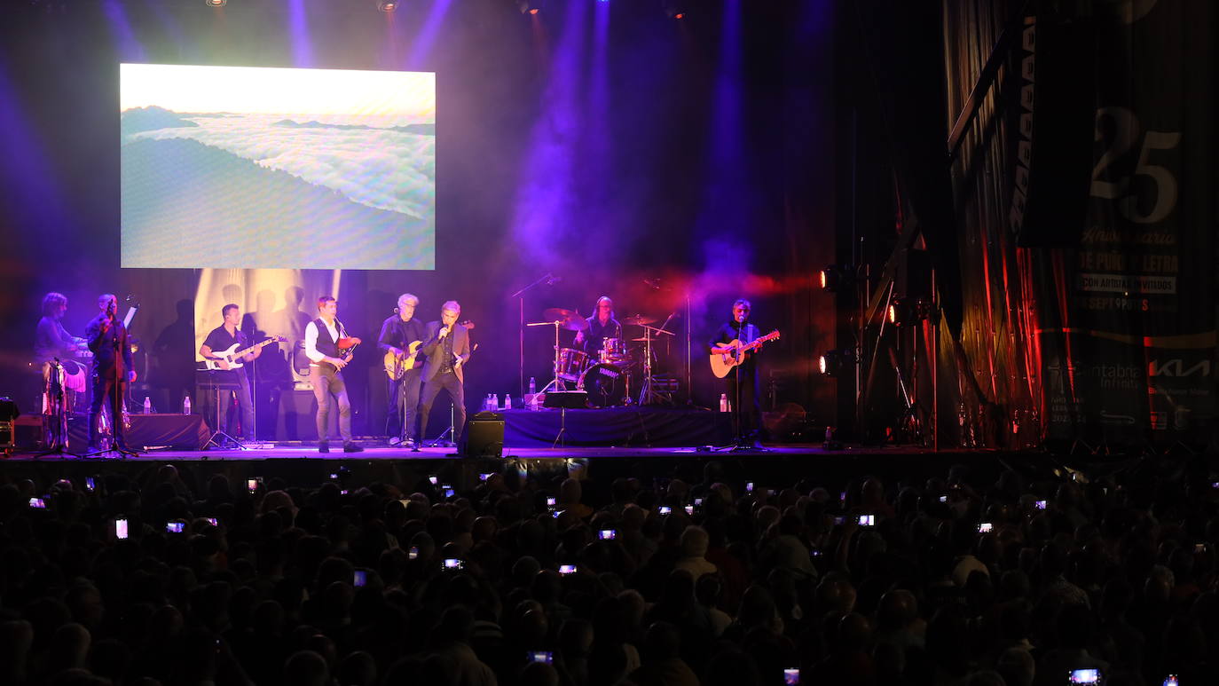 Durante el concierto fueron subiendo al escenario Víctor Manuel, Pasión Vega, Hevia, Rosa López, Vicky Castelo, Jimmy Barnatán y las Pandereteras de Ruente para acompañar a Agüeros en la puesta en escena del repertorio elegido para la ocasión.