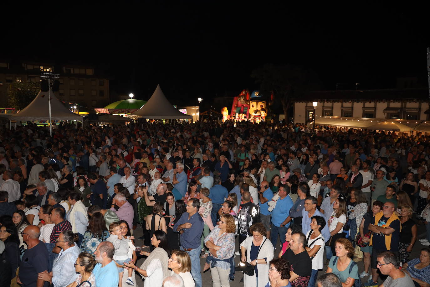 Numeroso público disfrutó del concierto en una noche veraniega en la que Potes no bajó de los 20 grados.