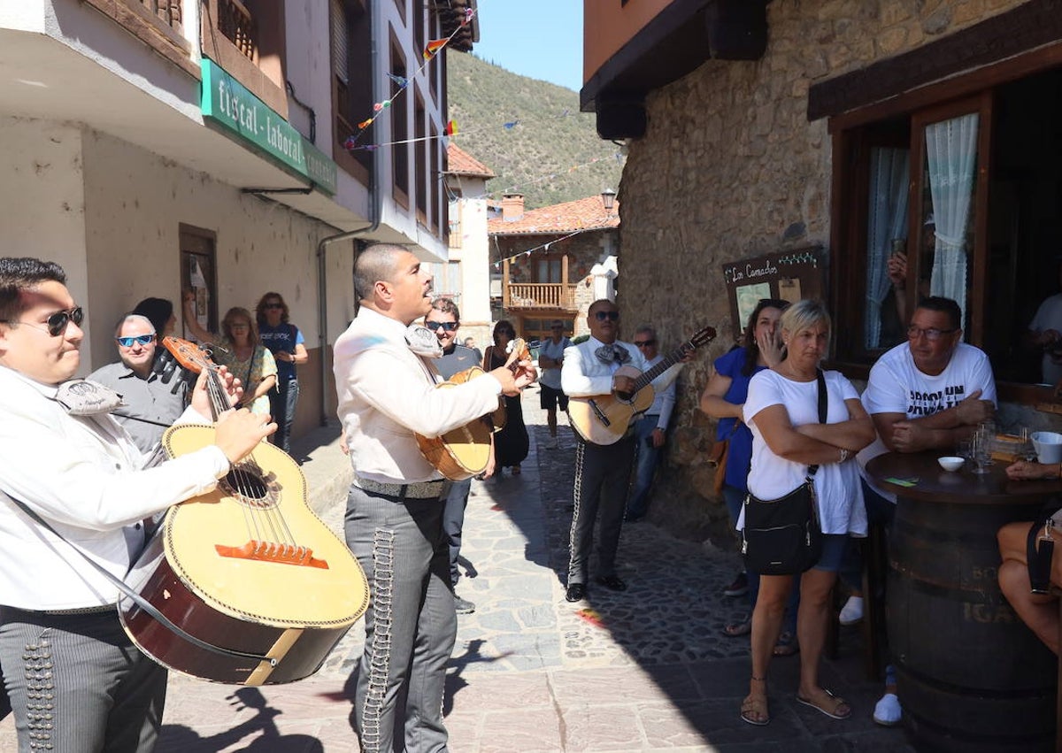 Imagen secundaria 1 - Hubo mucho ambiente por la tarde con conciertos de mariachis, apertura de casetas y juegos.