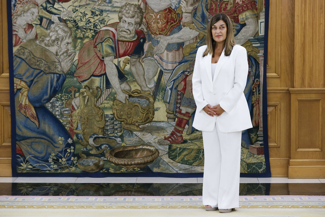 Buruaga, la primera mujer de la historia que gobierna en Cantabria gracias a la abstención del PRC, espera la llegada de Felipe VI en un salón del Palacio de la Zarzuela