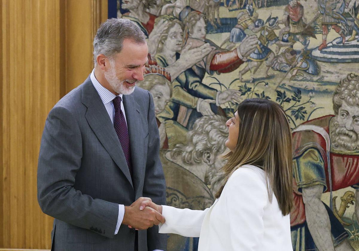 El Rey recibe a la presidenta de Cantabria en la Zarzuela