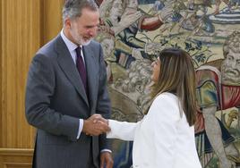 Imágenes del encuentro entre la presidenta del Gobierno de Cantabria y el rey Felipe VI.