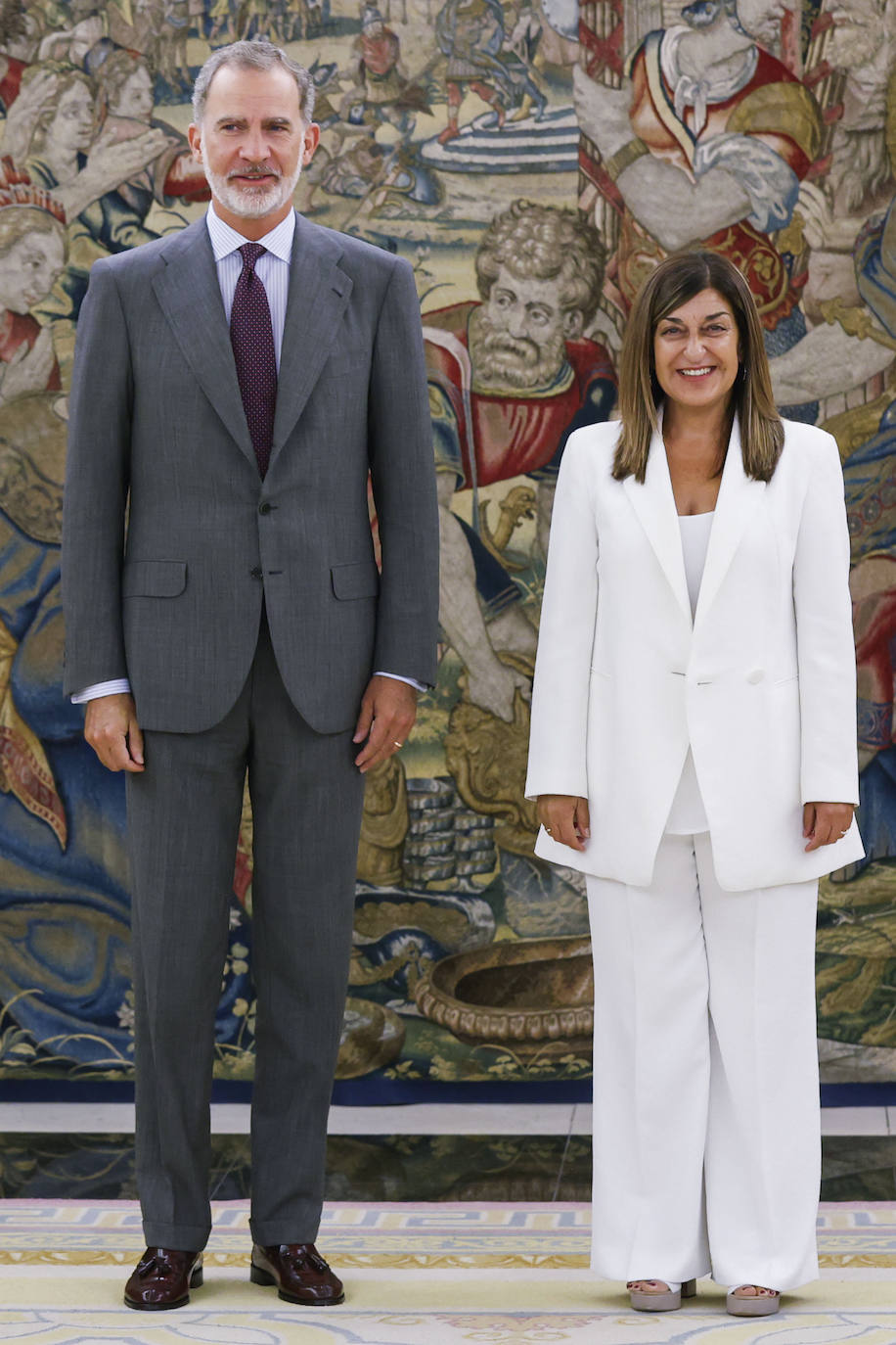 Foto oficial de la audiencia del Rey a la presidenta del Gobierno de Cantabria