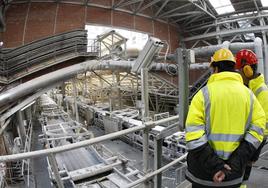 Interior de las instalaciones que Solvay tiene en Barreda para producir carbonato y bicarbonato.