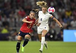 Athenea del Castillo, en un partido con la selección.