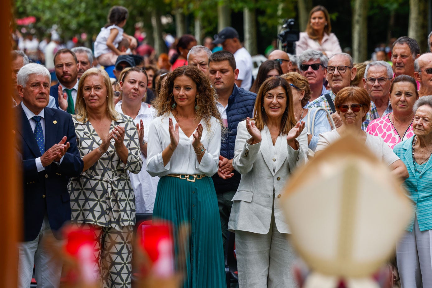 Las autoridades, en la campa del Santuario.