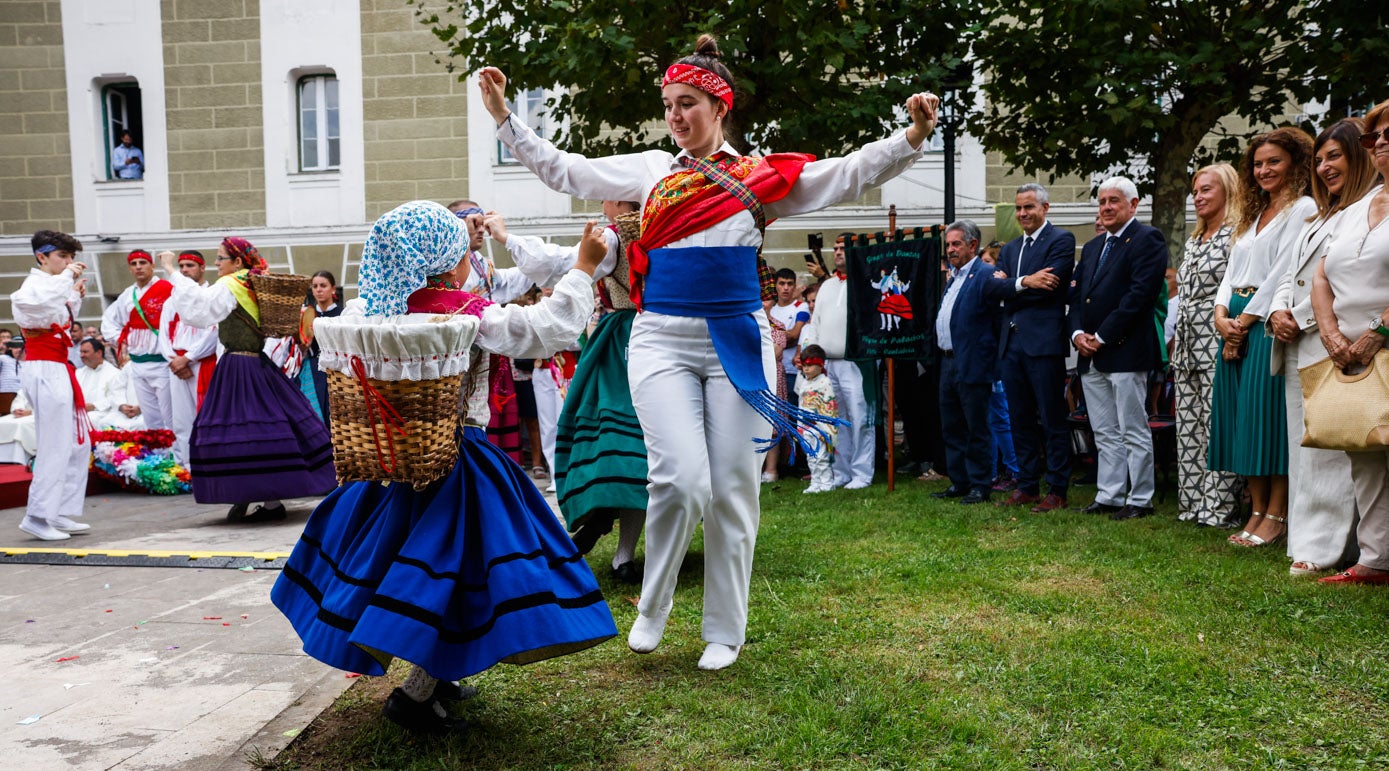 Jóvenes artistas preservando la cultura popular de Cantabria.